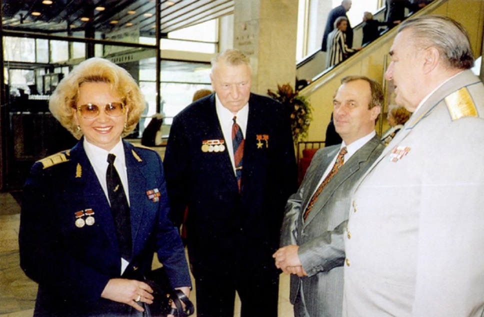 Анодина и Министр общего машиностроения СССР Афанасьев (в центре)