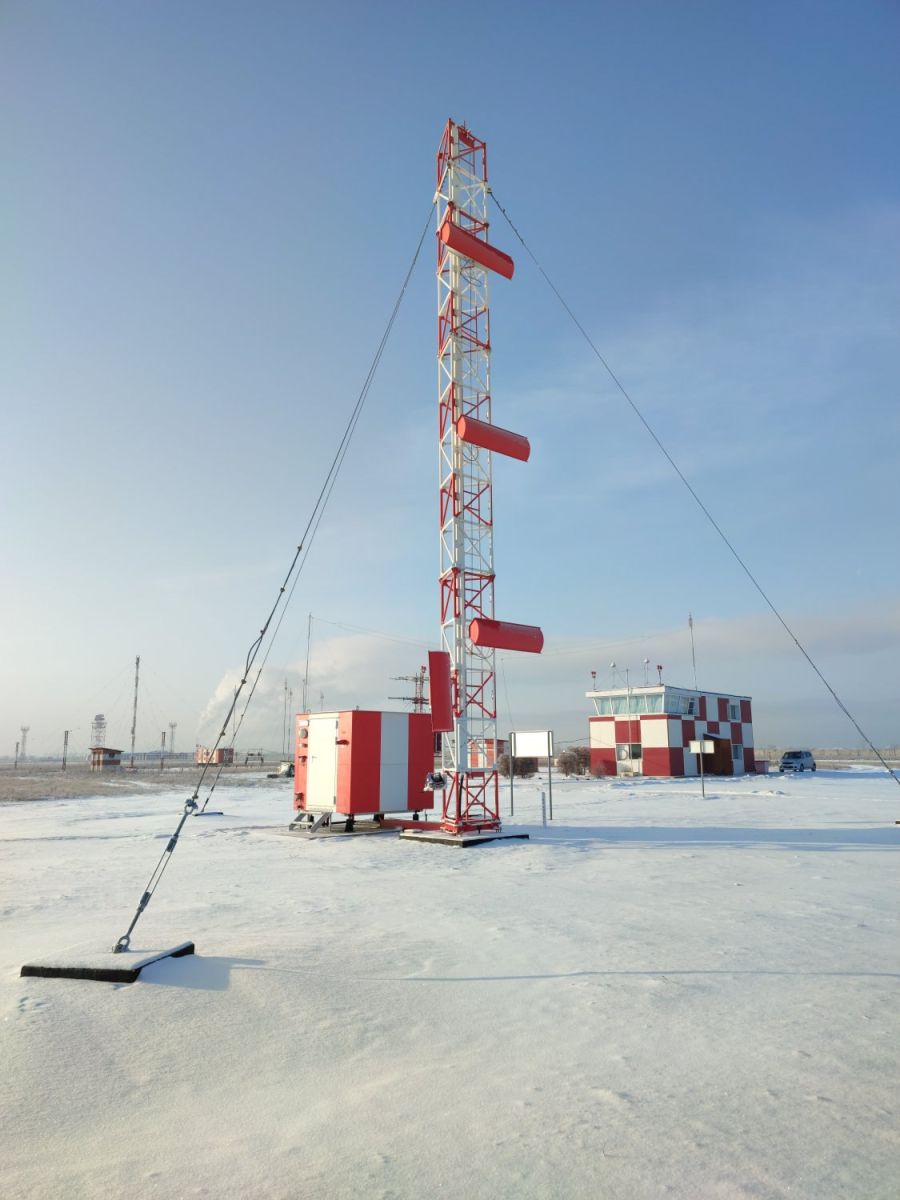 Глиссадный радиомаяк (ГРМ) с приемоответчиком посадочного дальномера ILS 2700/DME/NL 2700 на международном аэродроме «Абакан» филиала «Аэронавигация Центральной Сибири».