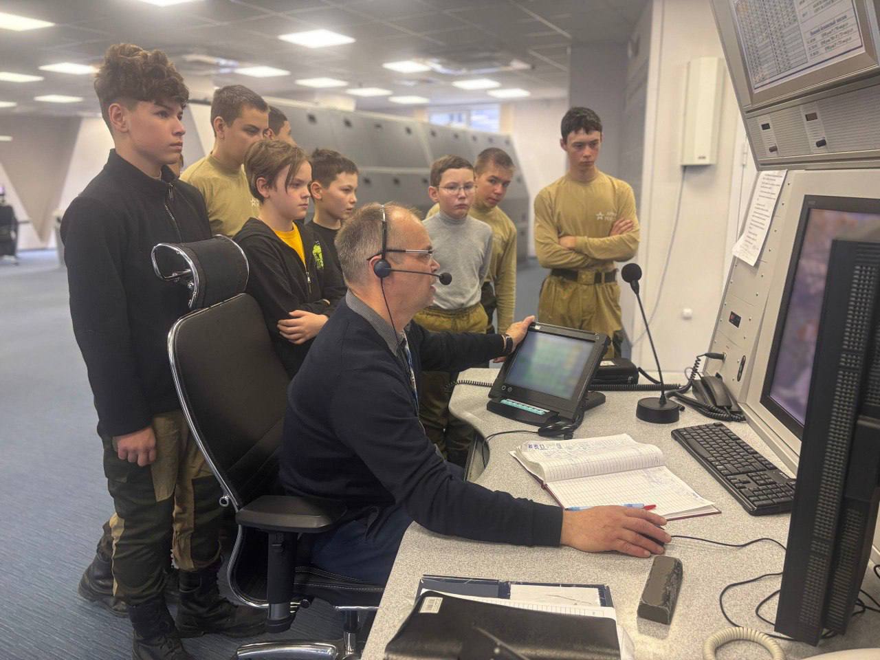 2025 г. Встреча представителей филиала «Аэронавигация Урала» с воспитанниками военно-патриотического клуба «Уральские Медведи» в Екатеринбургском региональном  центре ЕС ОрВД РФ.