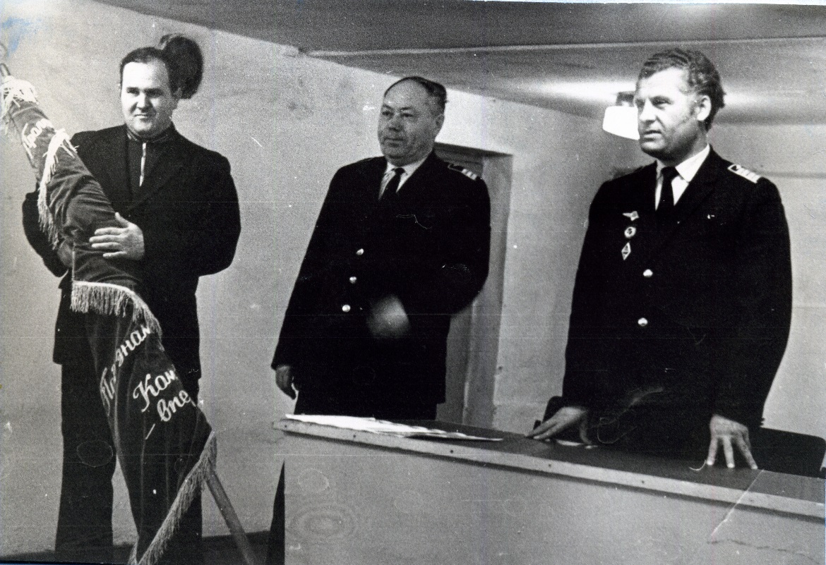 Моргачев М.Т. (в центре). Вручение переходящего Красного знамени