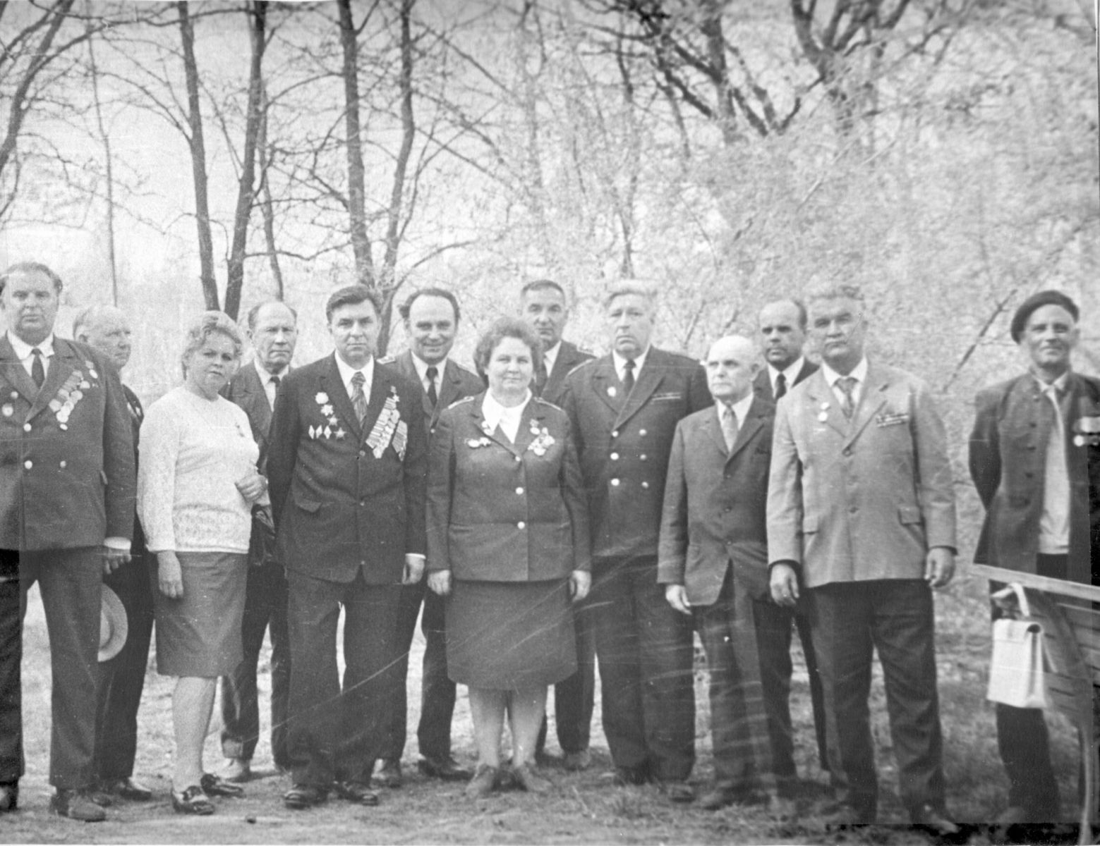 Дрыгин В.М. (5-й слева) и Памятных Т.У. (седьмая слева) с ветеранами ВОВ - работниками РОАО, 70-е годы.