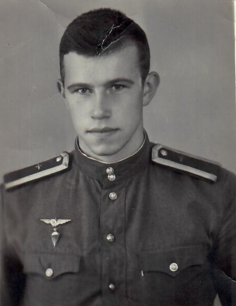 1965 г. поступил в Кемеровский Учебный Авиационный Центр ДОСААФ