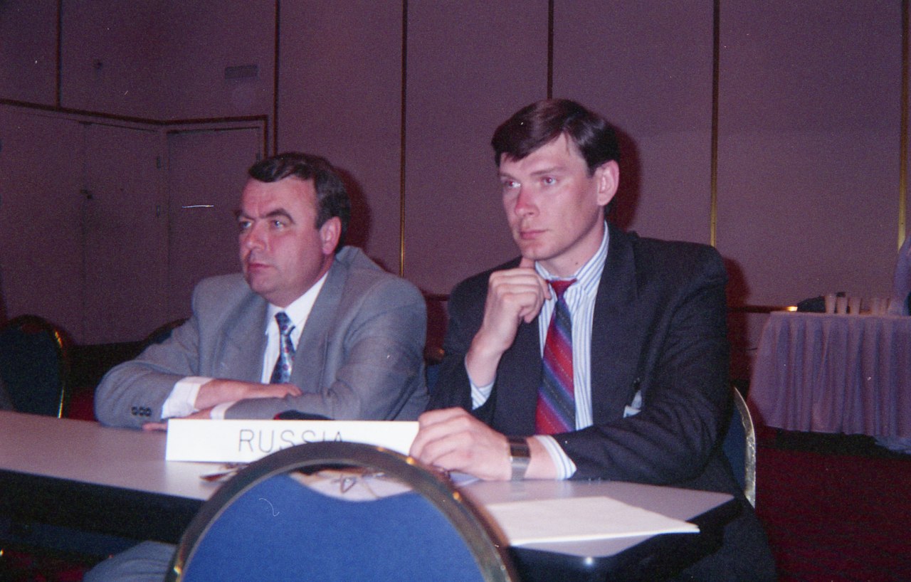 1994 г. вице-президент ФПАД России В. Ежов и президент ФПАД России В. Конусенко на заседании  комитета ИФАТКА.